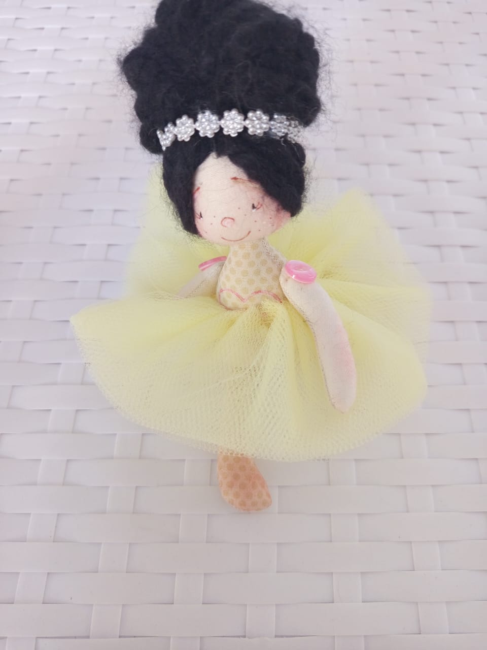 Boneca de Pano Artesanal – Encanto e Delicadeza - Imagem 4