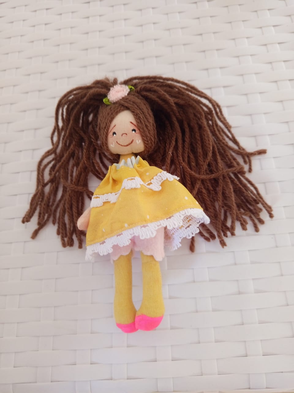 Boneca de Pano Artesanal – Encanto e Delicadeza - Imagem 3